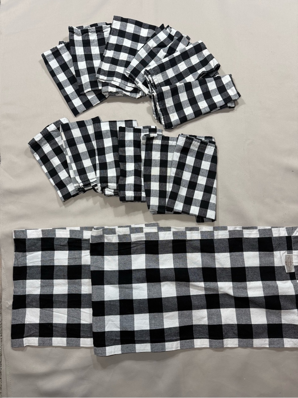 Set of 12 Plaid Dinner Table Napkins & Table Runner